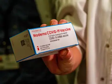 Vista una dosis de la vacuna de la farmacéutica Moderna. Vista una dosis de la vacuna de la farmacéutica Moderna.