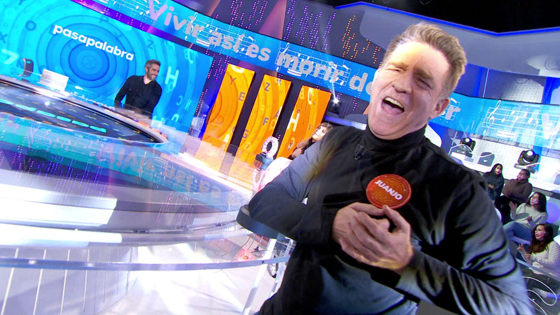 El concierto improvisado de Juanjo Artero al ritmo de ‘Vivir así es morir de amor’