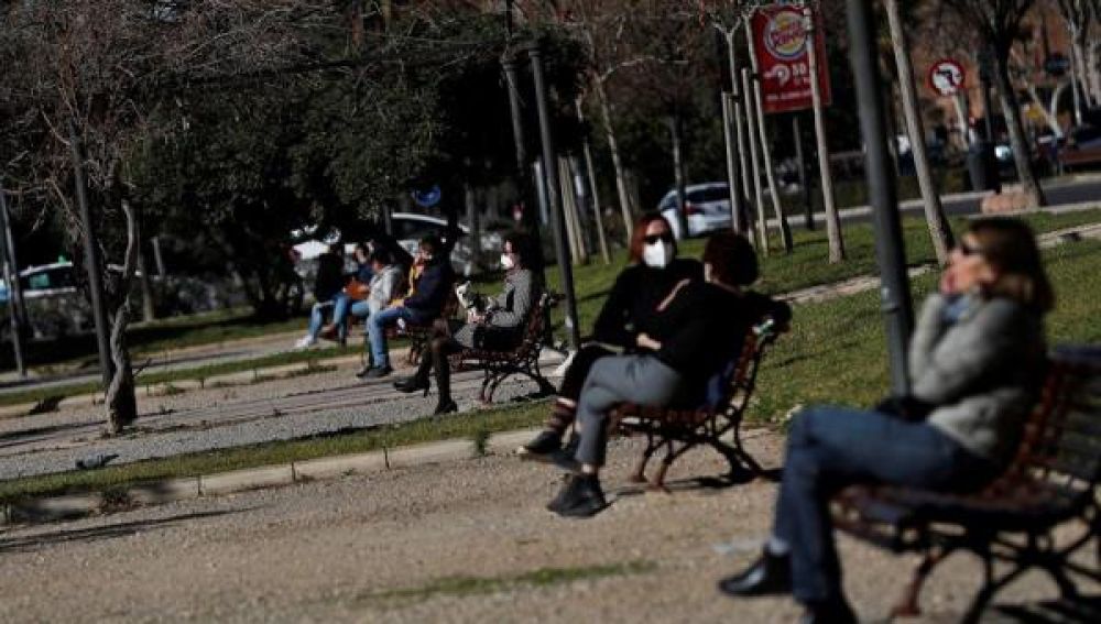Madrid, Comunidad Valenciana y País Vasco endurecen desde hoy sus restricciones ante el coronavirus: Imágenes de varias personas en un parque guardando las medidas de seguridad
