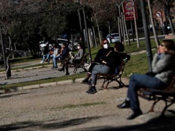 Madrid, Comunidad Valenciana y País Vasco endurecen desde hoy sus restricciones ante el coronavirus: Imágenes de varias personas en un parque guardando las medidas de seguridad