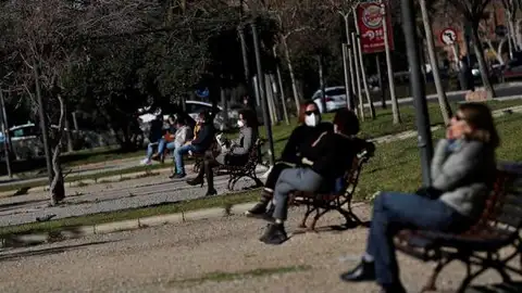 Madrid, Comunidad Valenciana y País Vasco endurecen desde hoy sus restricciones ante el coronavirus: Imágenes de varias personas en un parque guardando las medidas de seguridad Imágenes de varias personas en un parque guardando las medidas de seguridad