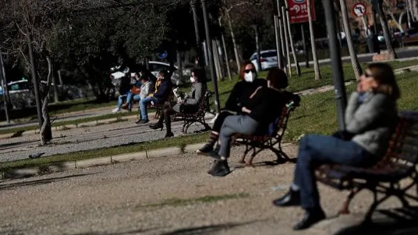 Madrid, Comunidad Valenciana y País Vasco endurecen desde hoy sus restricciones ante el coronavirus: Imágenes de varias personas en un parque guardando las medidas de seguridad Imágenes de varias personas en un parque guardando las medidas de seguridad