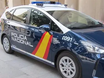 Un coche patrulla Un coche patrulla