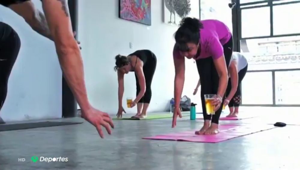 El Beer Yoga, la modalidad del yoga que arrasa en medio mundo: "El efecto que tiene la cerveza es relajante"