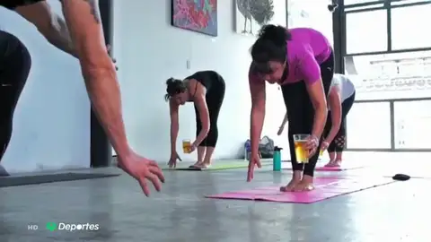 El Beer Yoga, la modalidad del yoga que arrasa en medio mundo: "El efecto que tiene la cerveza es relajante" El Beer Yoga, la modalidad del yoga que arrasa en medio mundo: "El efecto que tiene la cerveza es relajante"