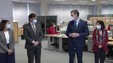 La despedida de Pedro Sánchez a Salvador Illa como ministro de Sanidad: "Entiendo tu decisión" La despedida de Pedro Sánchez a Salvador Illa como ministro de Sanidad: "Entiendo tu decisión"