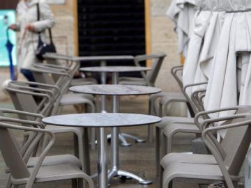 Estas son la restricciones en Galicia que entran en vigor esta medianoche: Imagen de la terraza de un bar de Vigo cerrada