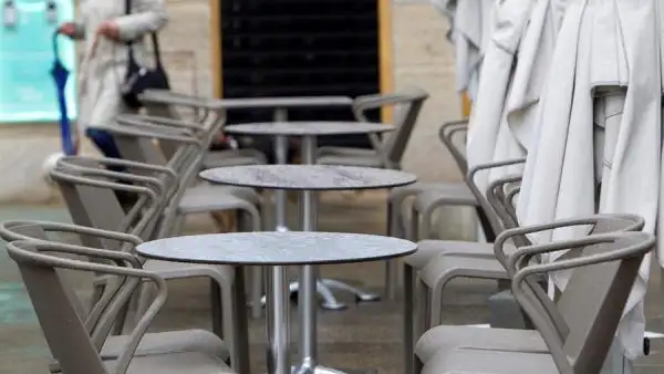 Imagen de la terraza de un bar de Vigo cerrada
