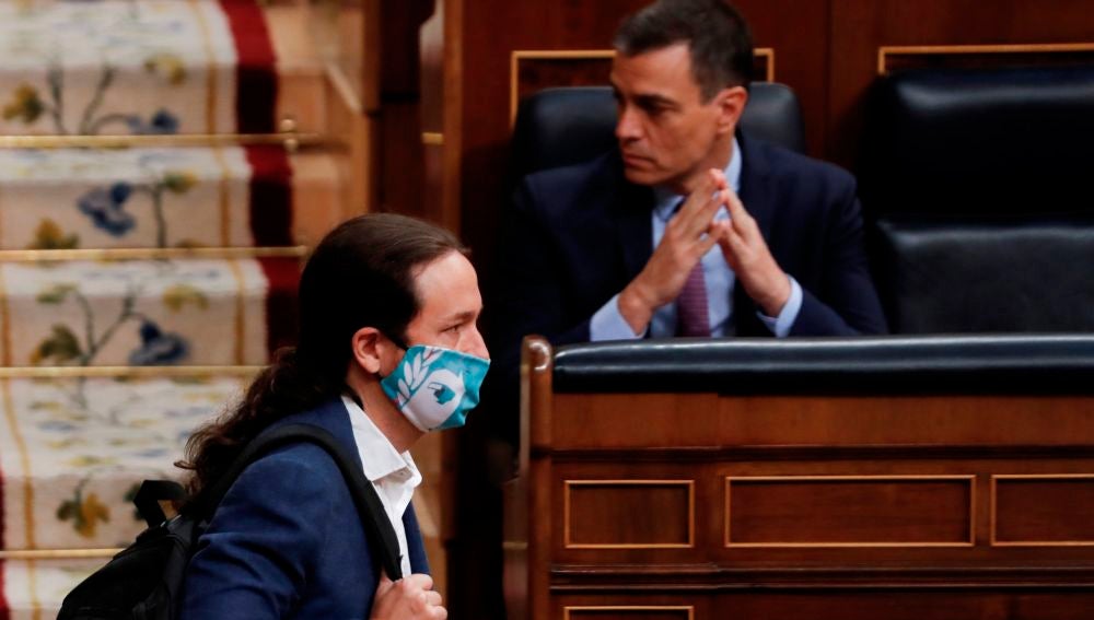 Pablo Iglesias pasa por delante de Pedro Sánchez en el Congreso de los Diputados.