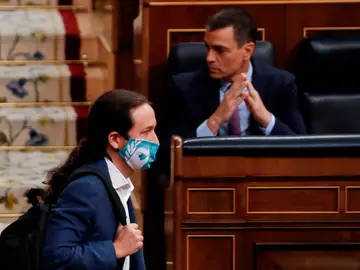 Pablo Iglesias pasa por delante de Pedro Sánchez en el Congreso de los Diputados. Pablo Iglesias pasa por delante de Pedro Sánchez en el Congreso de los Diputados.