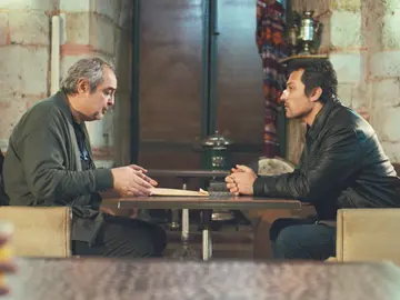 Enver y Arif llaman a Sarp para comprobar si se trata de una nueva trampa Enver y Arif llaman a Sarp para comprobar si se trata de una nueva trampa