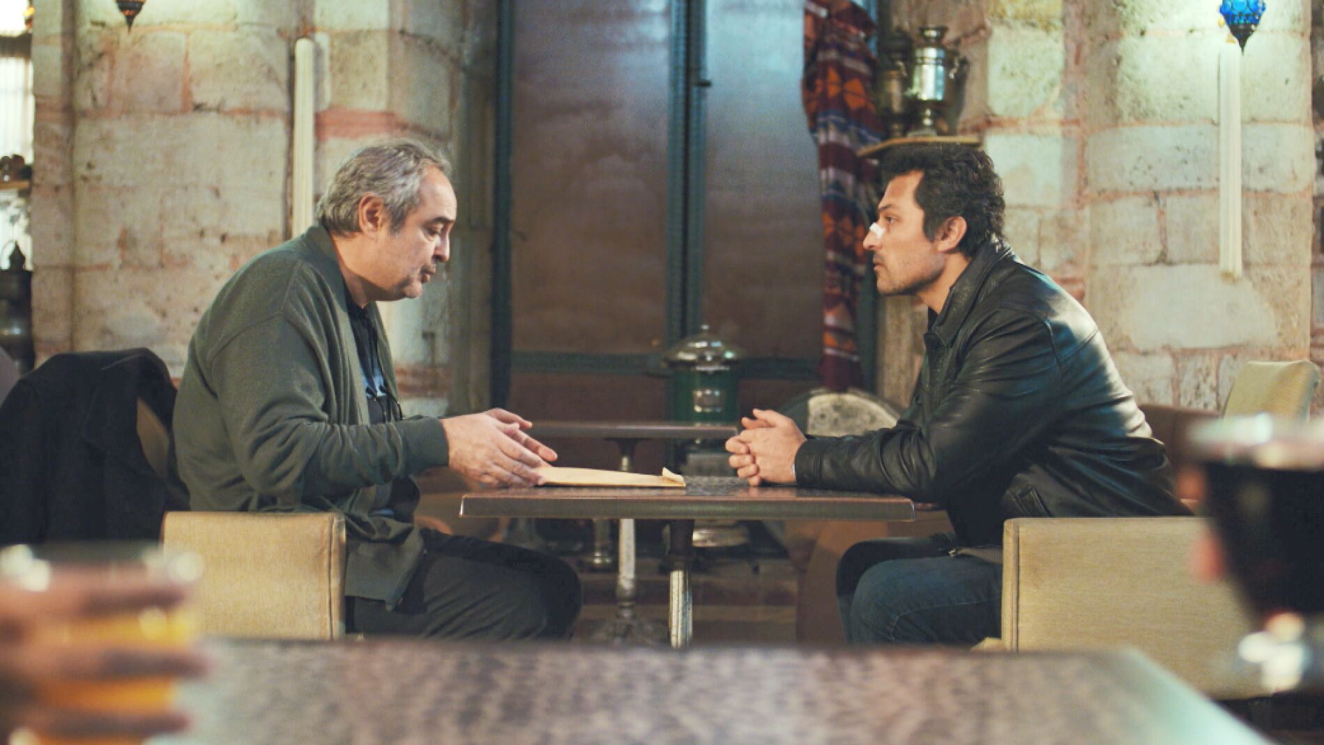 Enver y Arif llaman a Sarp para comprobar si se trata de una nueva trampa