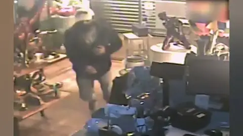 Pillan a un ladrón cuando cayó de un falso techo de un comercio de Barcelona mientras intentaba robar Pillan a un ladrón cuando cayó de un falso techo de un comercio de Barcelona mientras intentaba robar