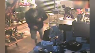 Pillan a un ladrón cuando cayó de un falso techo de un comercio de Barcelona mientras intentaba robar