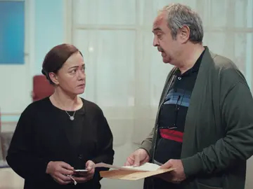 Enver recibe un misterioso sobre de Sarp para Bahar Enver recibe un misterioso sobre de Sarp para Bahar