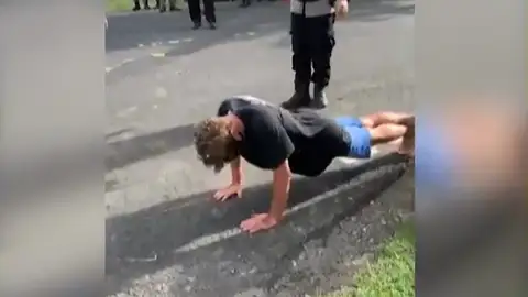 La policía de Bali castiga con 50 flexiones a los turistas que no lleven mascarilla La policía de Bali castiga con 50 flexiones a los turistas que no lleven mascarilla