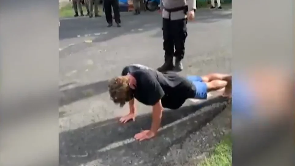 La polic&iacute;a de Bali castiga con 50 flexiones a los turistas que no lleven mascarilla