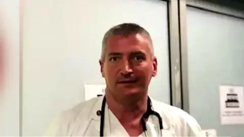 Detienen a un médico acusado de dar drogas letales a pacientes con coronavirus para liberar camas Detienen a un médico acusado de dar drogas letales a pacientes con coronavirus para liberar camas