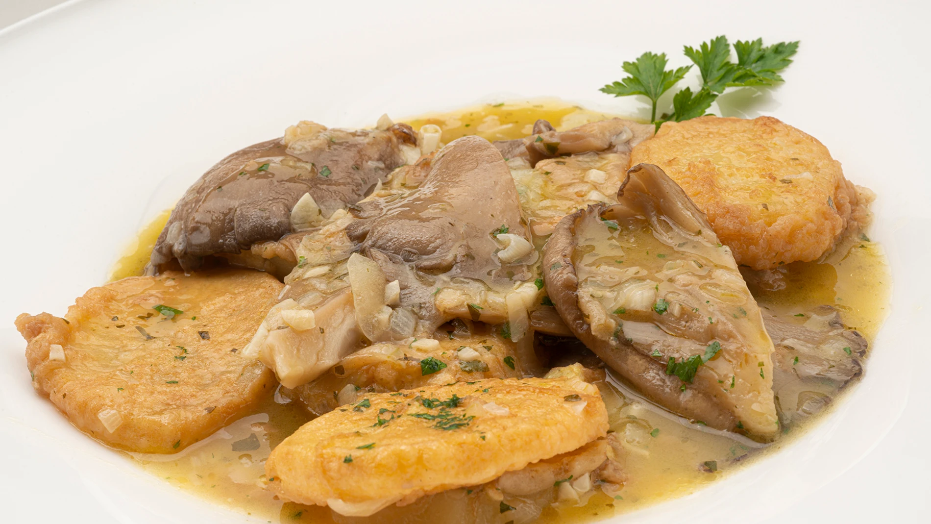 La receta barata, fácil y rápida de Arguiñano: patatas a la importancia con setas