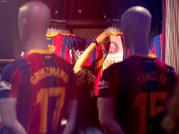 Maniqu&iacute;s con camisetas de Griezmann en una tienda del Barcelona