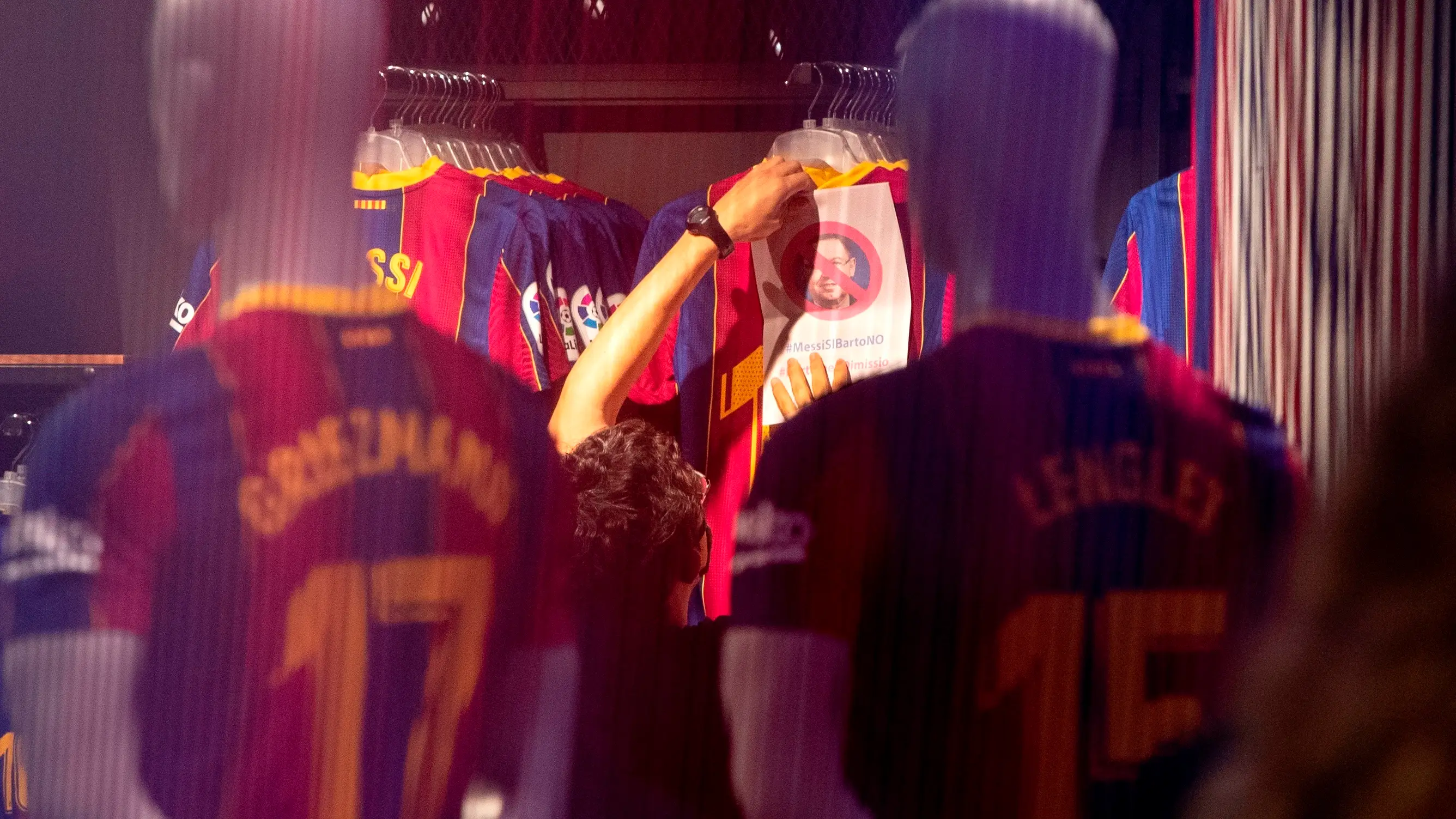 Maniqu&iacute;s con camisetas de Griezmann en una tienda del Barcelona