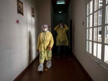 Sanitarios en un centro portugués