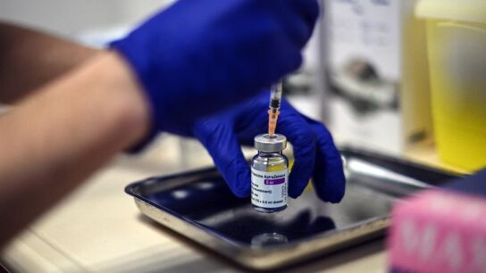 Extracci&oacute;n de una dosis de la vacuna de AstraZeneca.