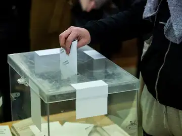 Votación en las urnas en unas elecciones Votación en las urnas en unas elecciones