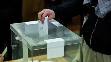 Votación en las urnas en unas elecciones Votación en las urnas en unas elecciones