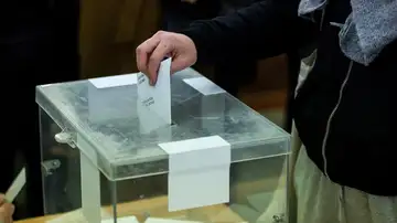 Votación en las urnas en unas elecciones Votación en las urnas en unas elecciones
