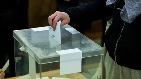 Votación en las urnas en unas elecciones Votación en las urnas en unas elecciones