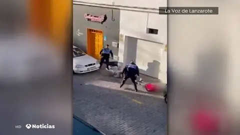 El vídeo de la violenta reacción de dos policías en Lanzarote durante una detención El vídeo de la violenta reacción de dos policías en Lanzarote durante una detención