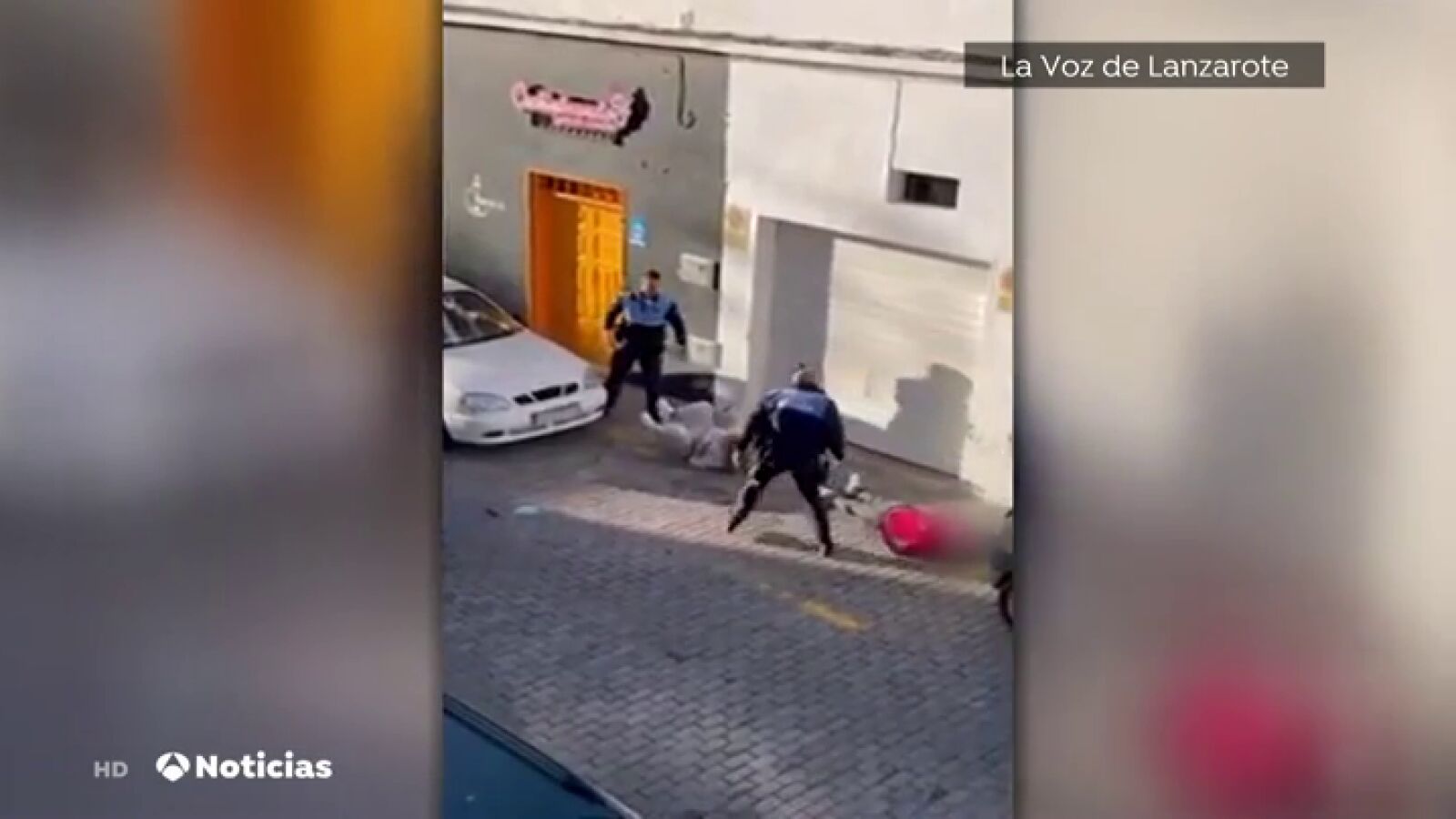 El vídeo de la violenta reacción de dos policías en Lanzarote durante una detención 