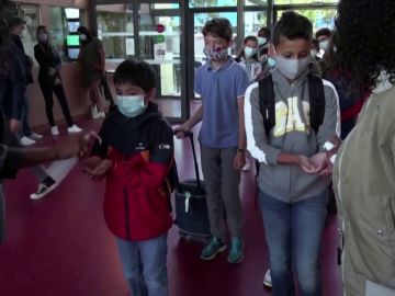 Francia prohíbe las mascarillas de tela en los colegios e impone el uso de las quirúrgicas para frenar el coronavirus
