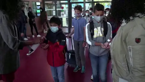 Francia prohíbe las mascarillas de tela en los colegios e impone el uso de las quirúrgicas para frenar el coronavirus Francia prohíbe las mascarillas de tela en los colegios e impone el uso de las quirúrgicas para frenar el coronavirus