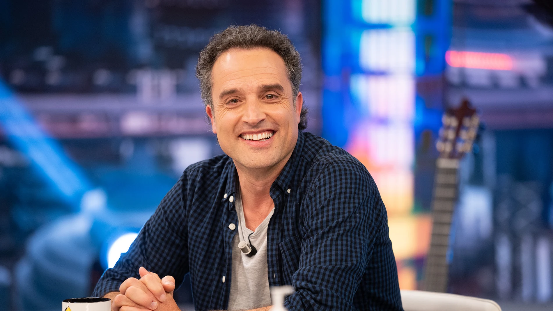 Daniel Guzmán ha visitado 'El Hormiguero 3.0' para hablar de su nueva película. Se trata de su segundo largometraje, que ha conseguido completar pese a las dificultades de la pandemia.  Una historia sobre tres mentirosos y buscavidas a quienes dan vida amigos íntimos de toda la vida de Guzmán. Junto a estos actores no profesionales, está compartiendo reparto el aclamado Luis Tosar.