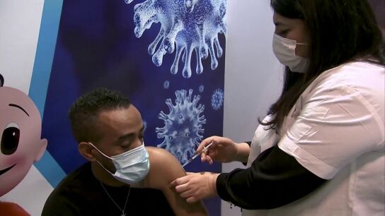 Hombre vacunado contra el coronavirus en Israel