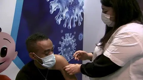 Hombre vacunado contra el coronavirus en Israel Hombre vacunado contra el coronavirus en Israel