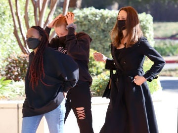Angelina Jolie y sus hijas apuestan por el negro