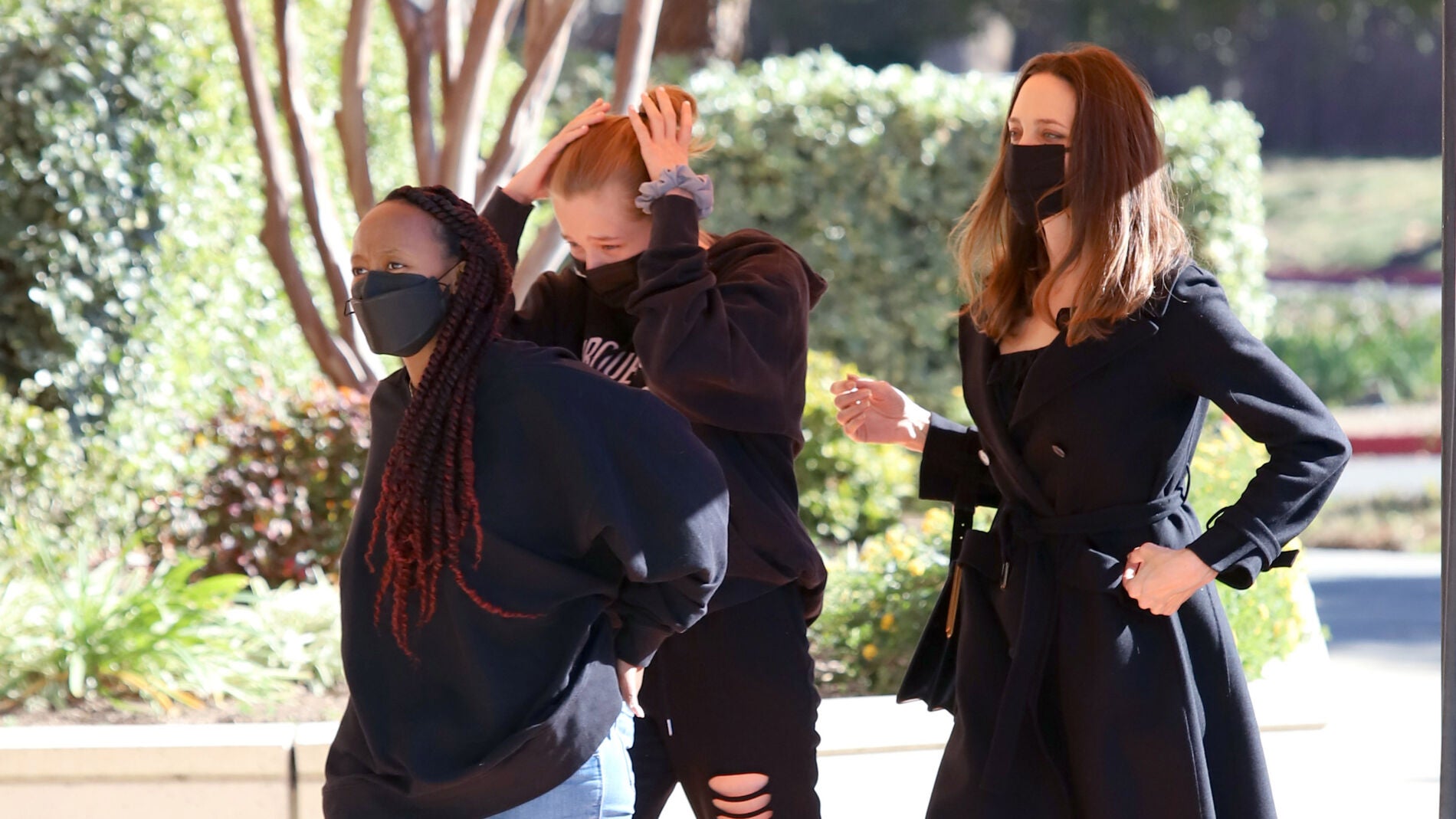 Angelina Jolie y sus hijas apuestan por el negro