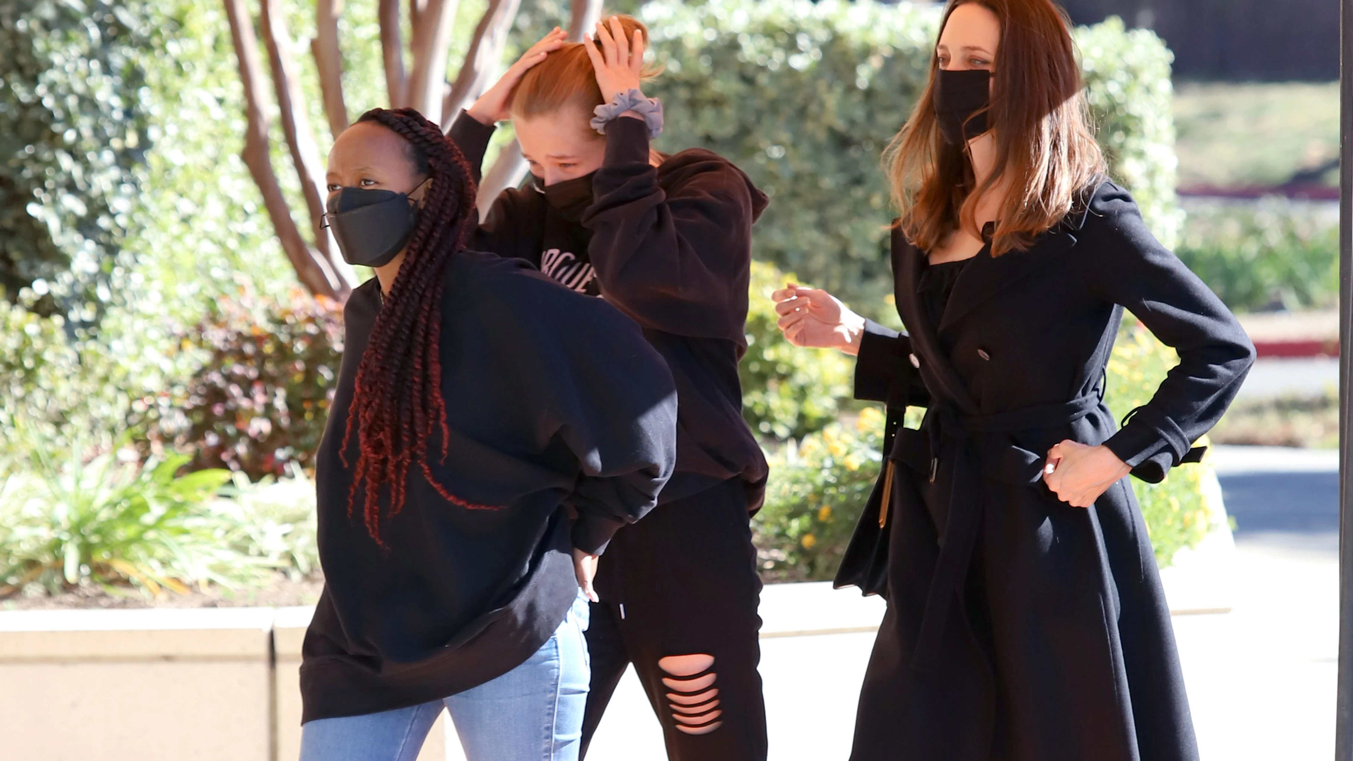 Angelina Jolie y sus hijas apuestan por el negro Las jóvenes han crecido ya muchísimo