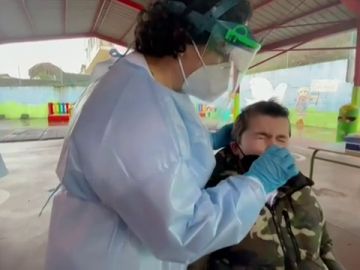 Los 400 niños y profesores del colegio CEIP A Ponte de Ourense se someten a un cribado ante los contagios de coronavirus