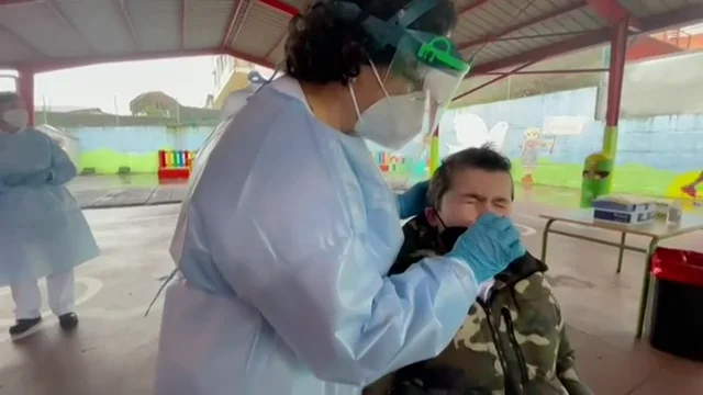 Los 400 niños y profesores del colegio CEIP A Ponte de Ourense se someten a un cribado ante los contagios de coronavirus Los 400 niños y profesores del colegio CEIP A Ponte de Ourense se someten a un cribado ante los contagios de coronavirus