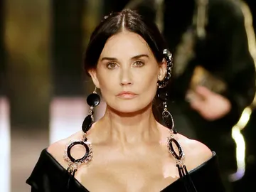 Demi Moore desfilando en París Demi Moore desfilando en París