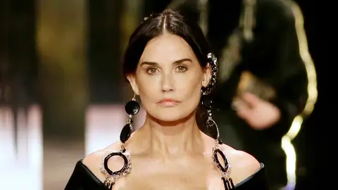 Demi Moore desfilando en París Unas imágenes muy comentadas por el rostro de la actriz