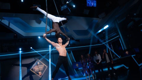 Acrobacias aéreas: Sebas y Ramen, protagonistas de unas "barbaridades colgados de una cinta"