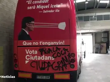 Un autobús electoral de Ciudadanos amanece pintado en Girona: "Paga la coca Ciudagramos" Un autobús electoral de Ciudadanos amanece pintado en Girona: "Paga la coca Ciudagramos"