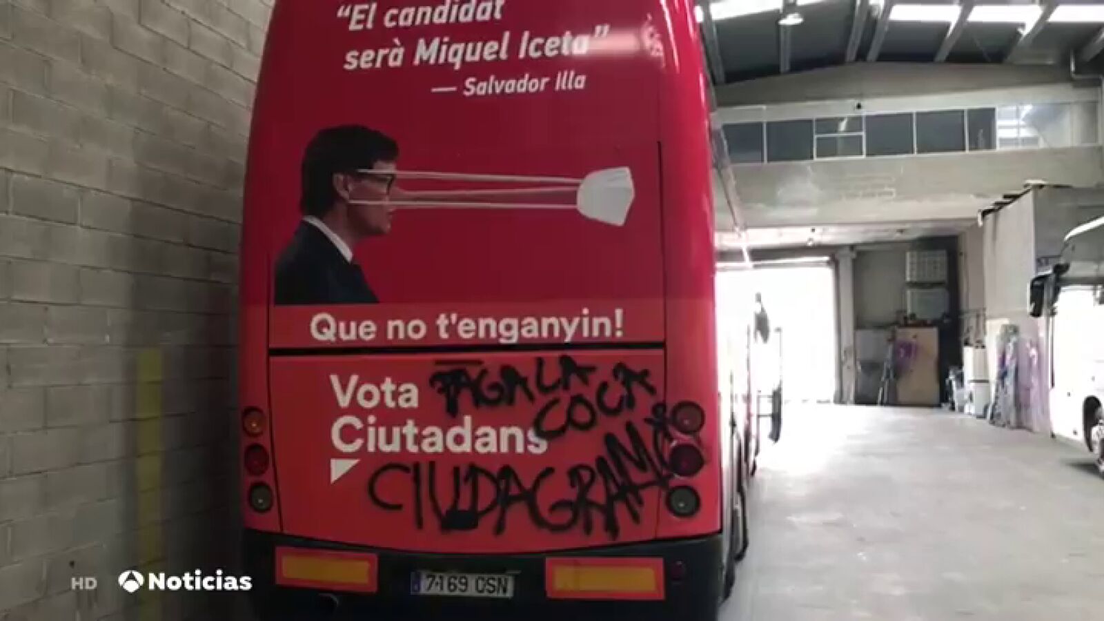 Un autobús electoral de Ciudadanos amanece pintado en Girona: 