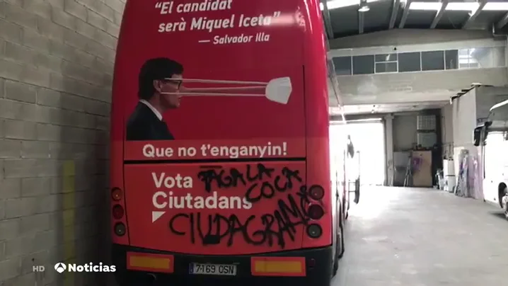 Un autob&uacute;s electoral de Ciudadanos amanece pintado en Girona: "Paga la coca Ciudagramos"
