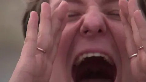 Israel grita para liberar el estrés provocado por el coronavirus y el confinamiento Israel grita para liberar el estrés provocado por el coronavirus y el confinamiento